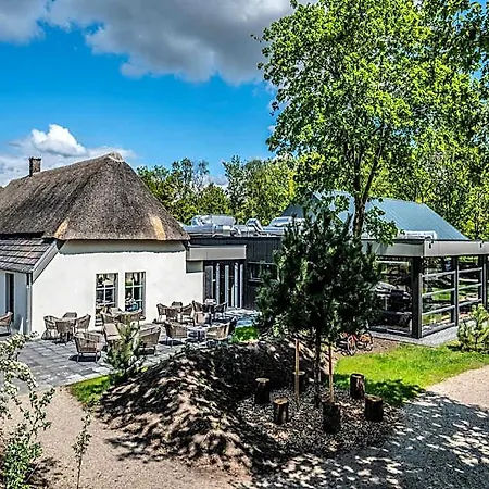 Отель In With Enclosed Garden